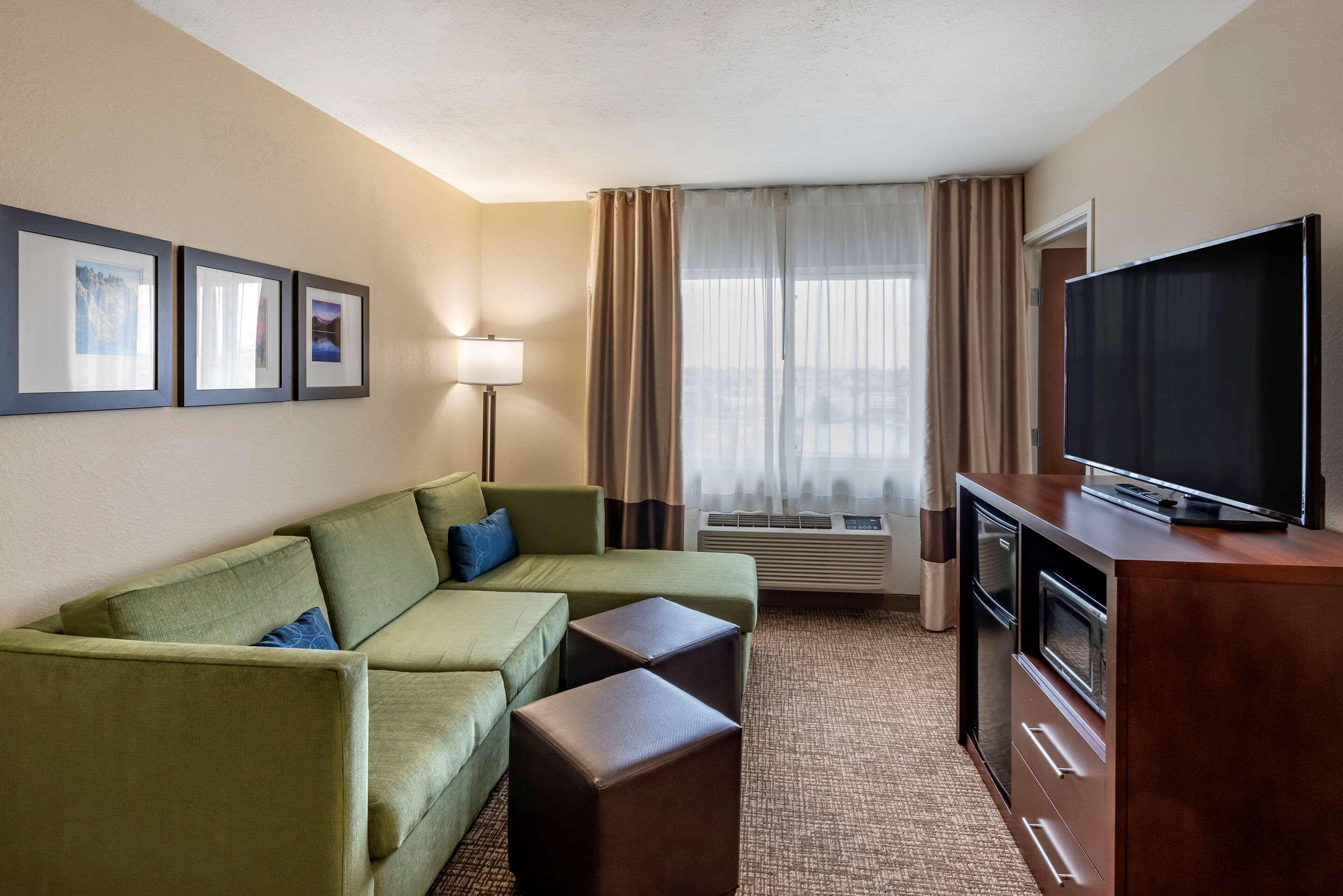 Comfort Inn & Suites Pueblo Extérieur photo