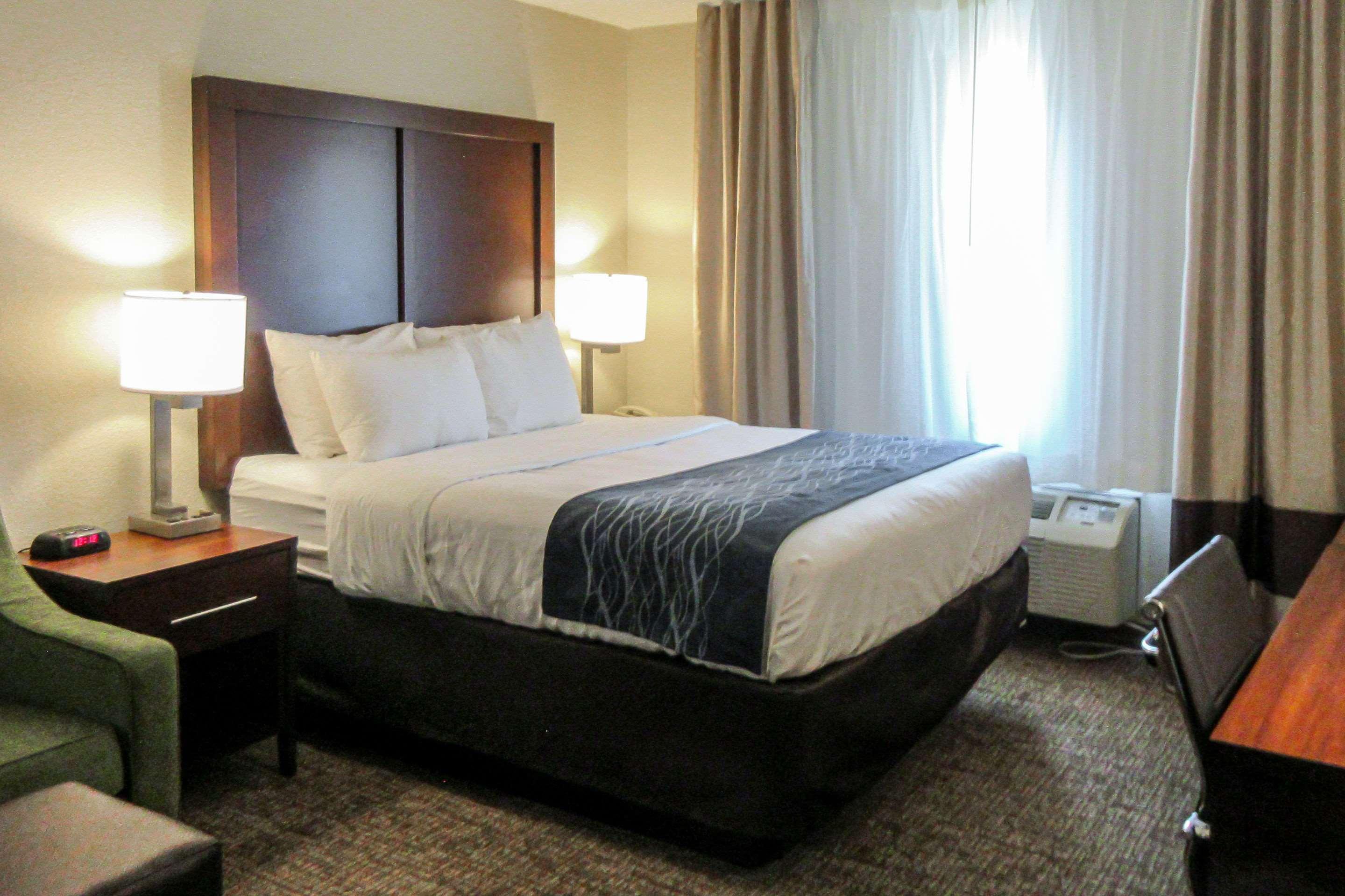 Comfort Inn & Suites Pueblo Extérieur photo