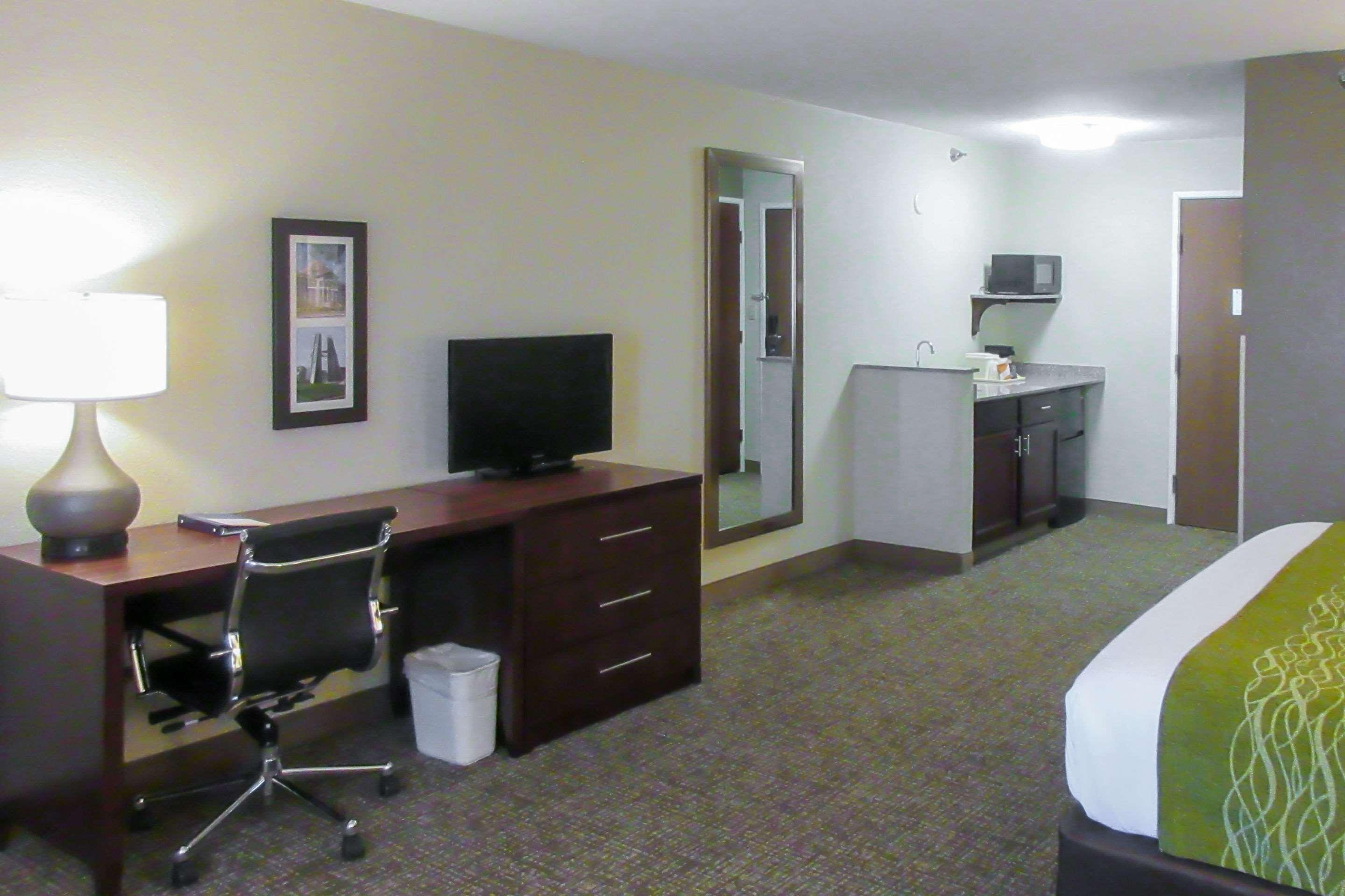 Comfort Inn & Suites Pueblo Extérieur photo