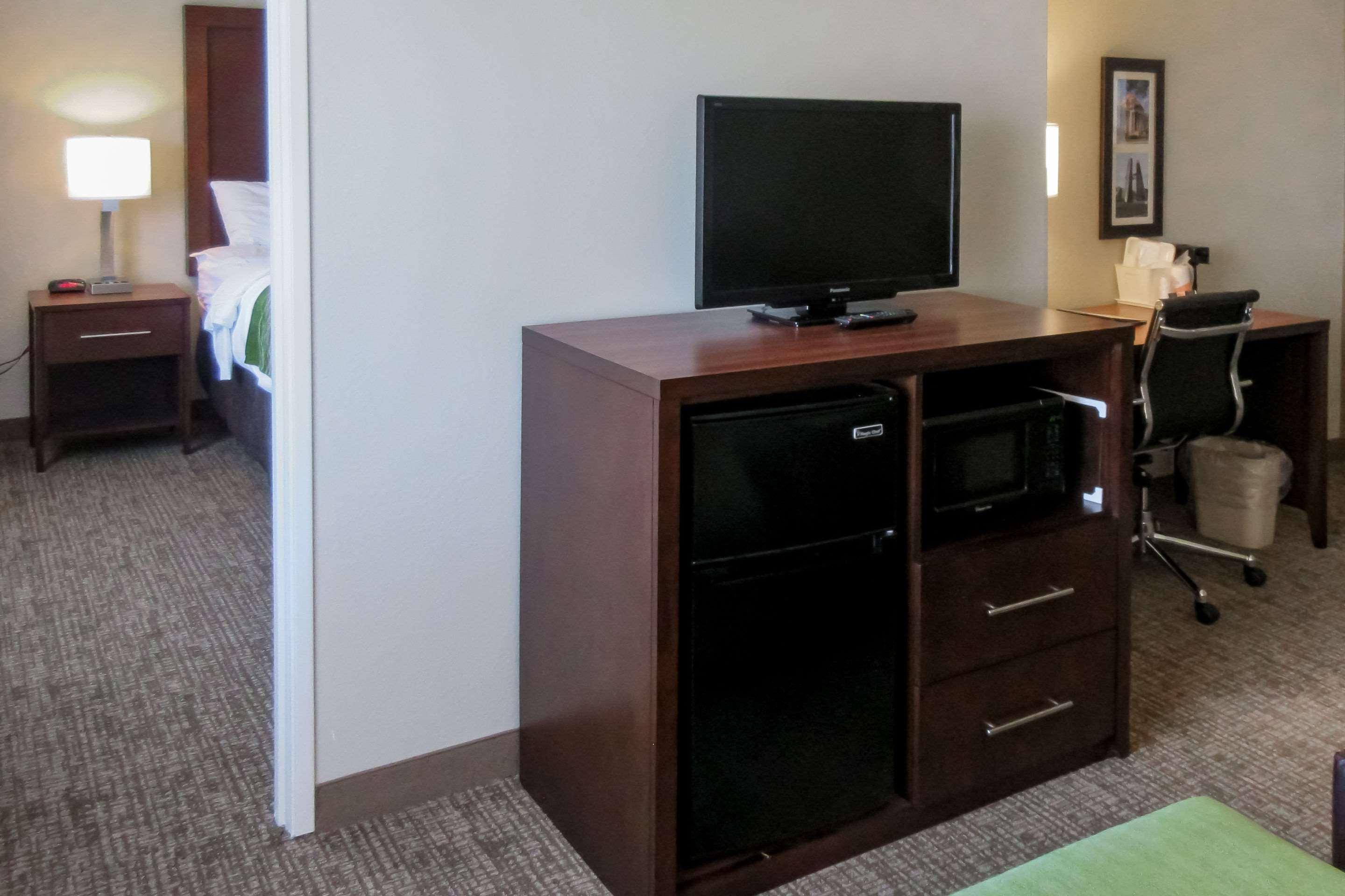 Comfort Inn & Suites Pueblo Extérieur photo