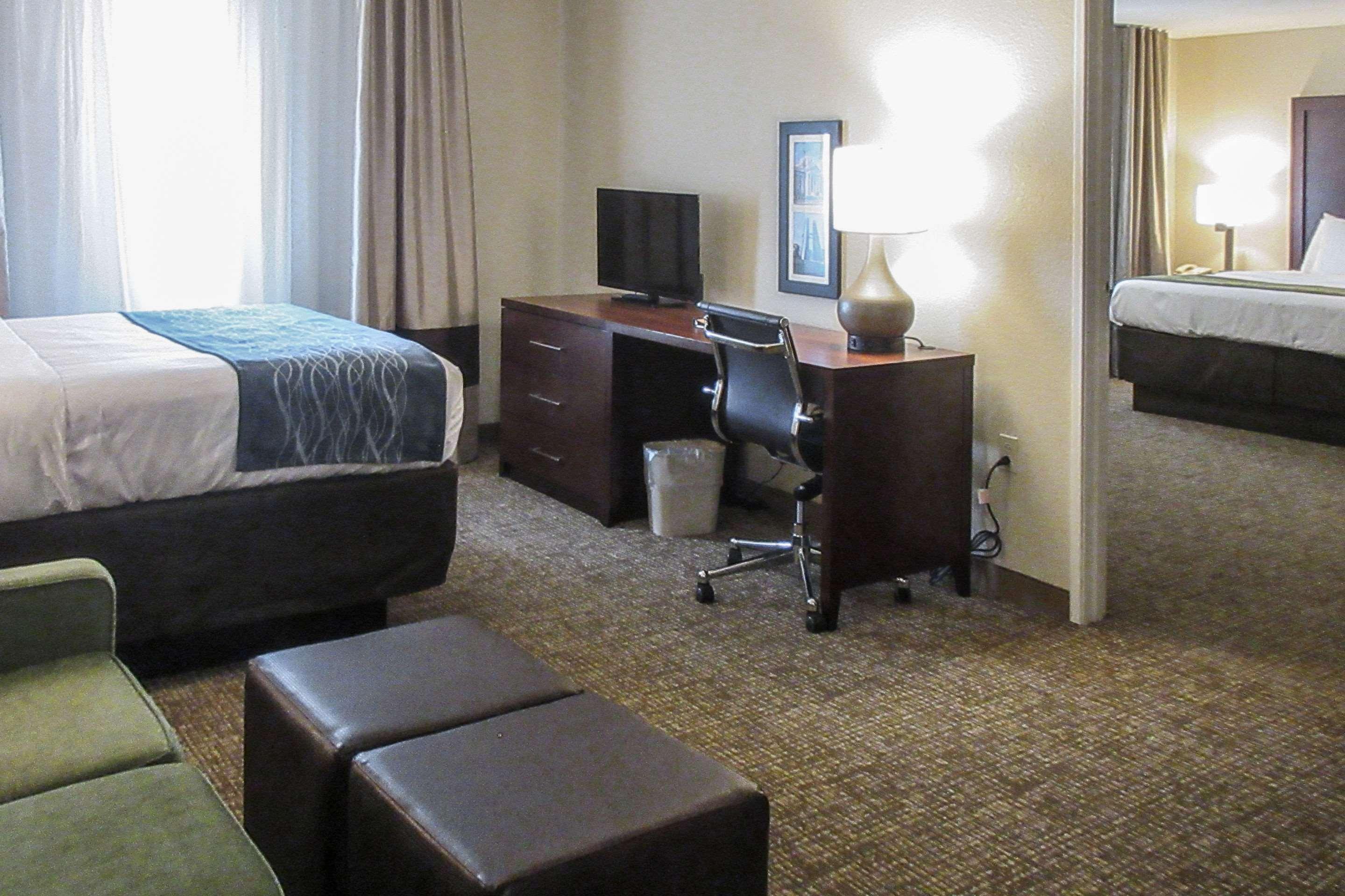 Comfort Inn & Suites Pueblo Extérieur photo
