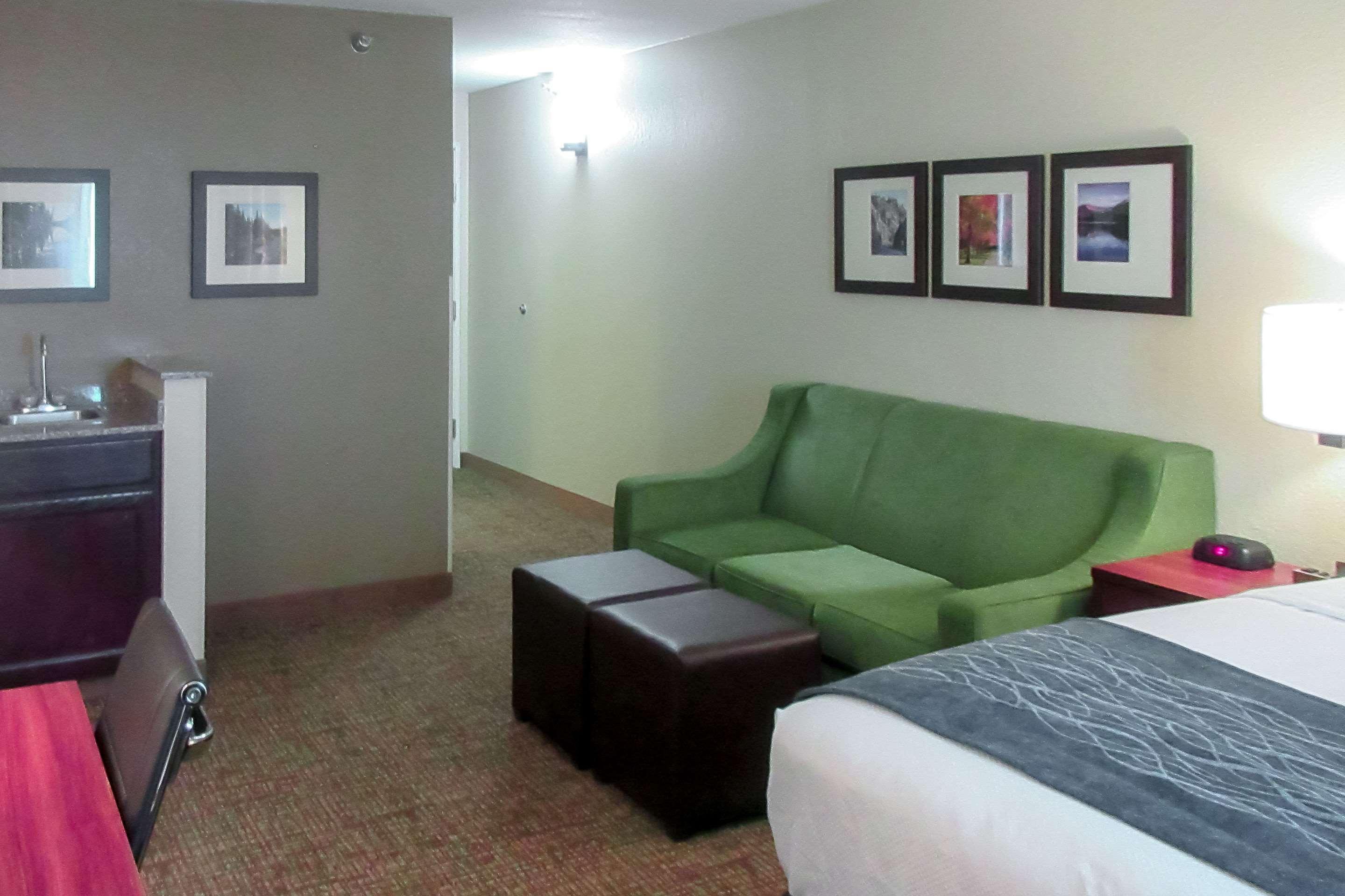 Comfort Inn & Suites Pueblo Extérieur photo
