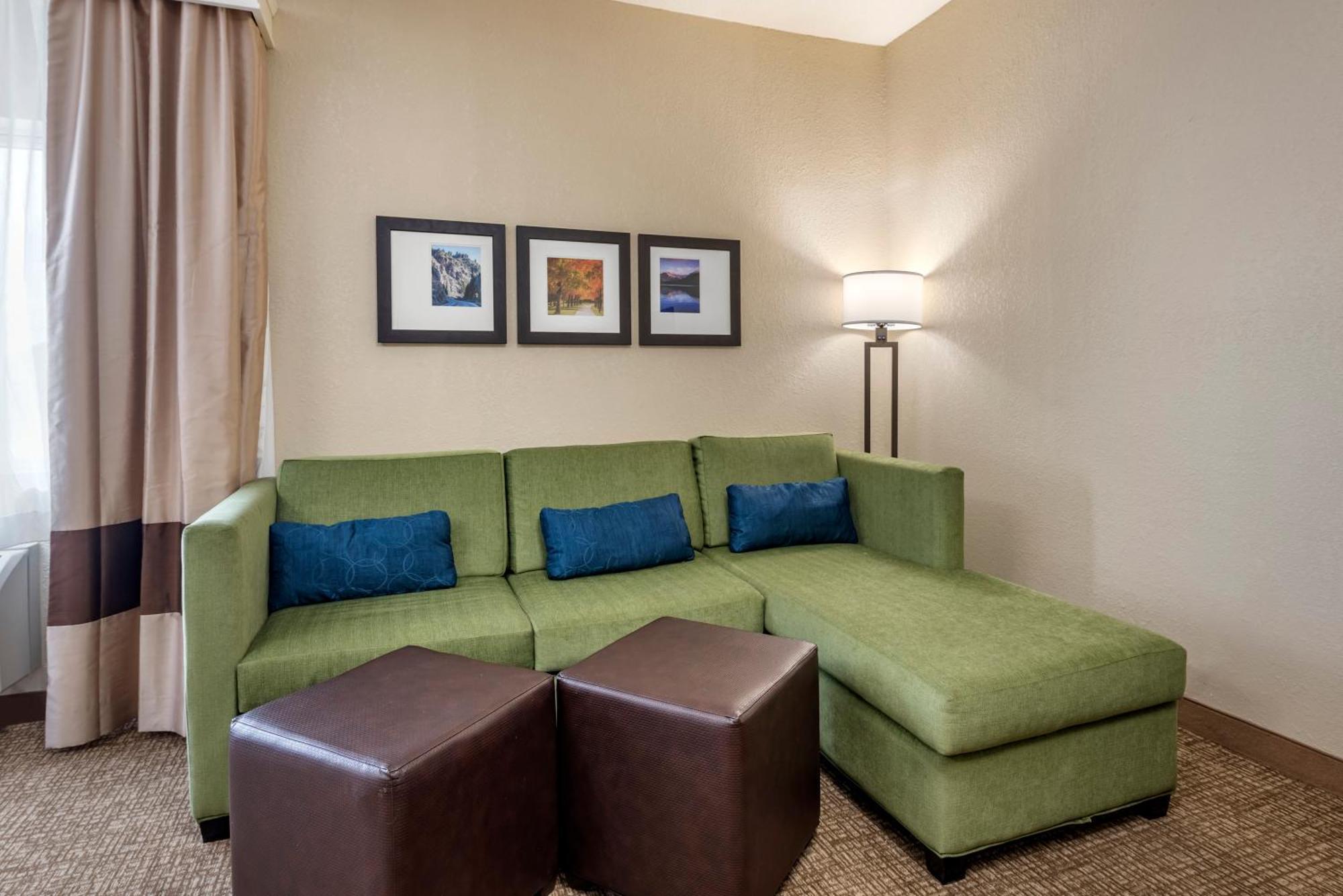Comfort Inn & Suites Pueblo Extérieur photo