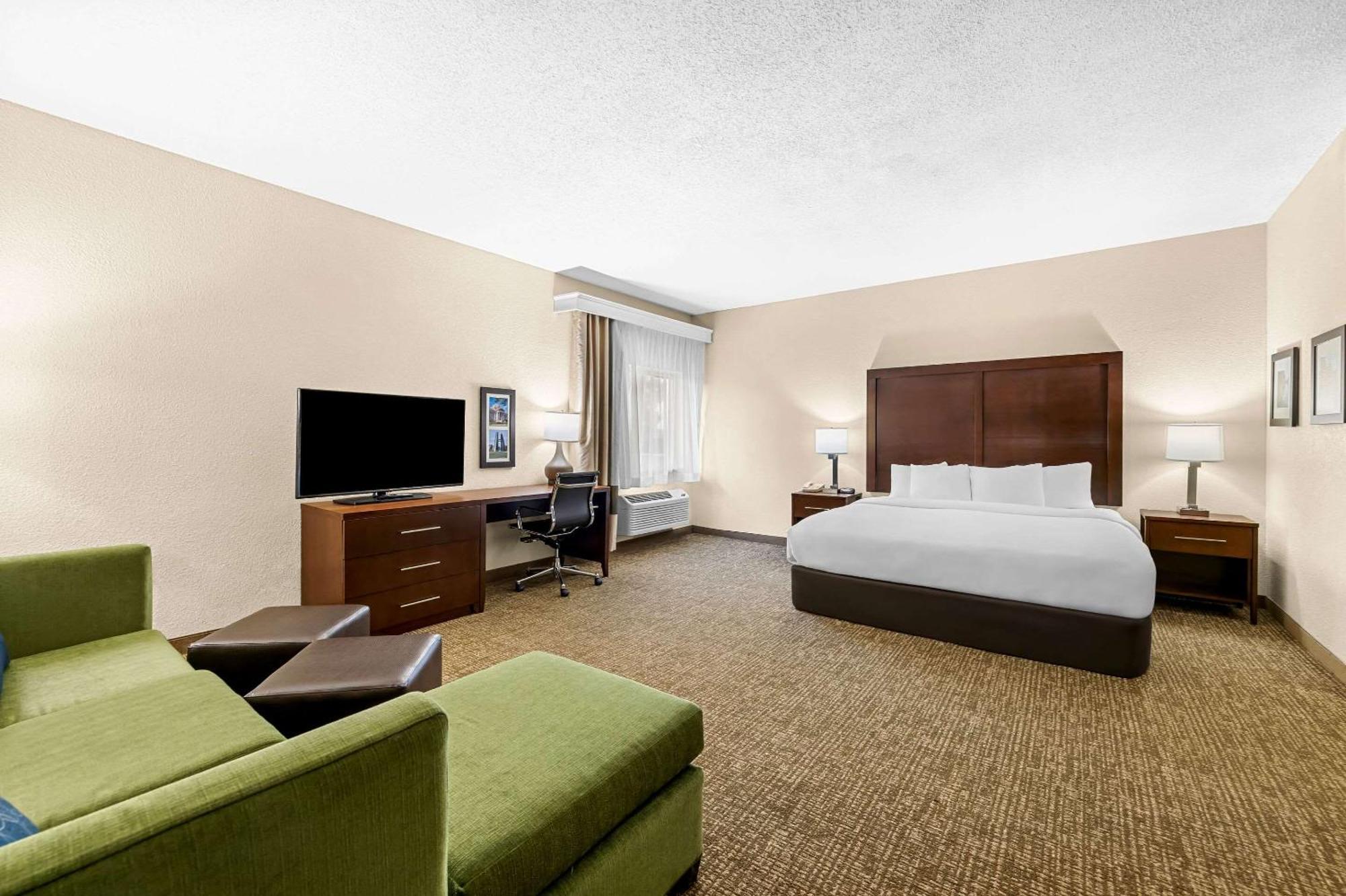 Comfort Inn & Suites Pueblo Extérieur photo