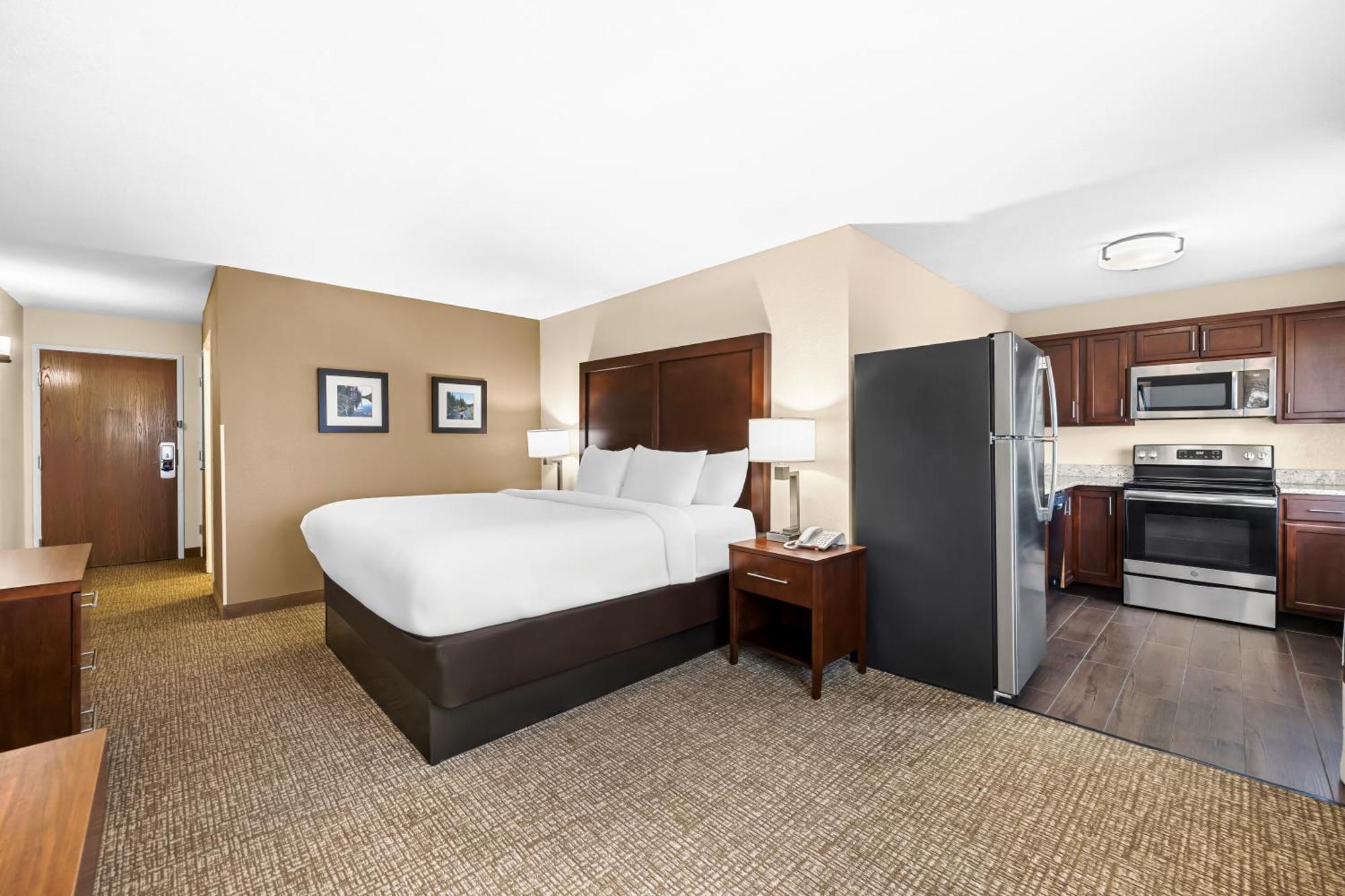 Comfort Inn & Suites Pueblo Extérieur photo