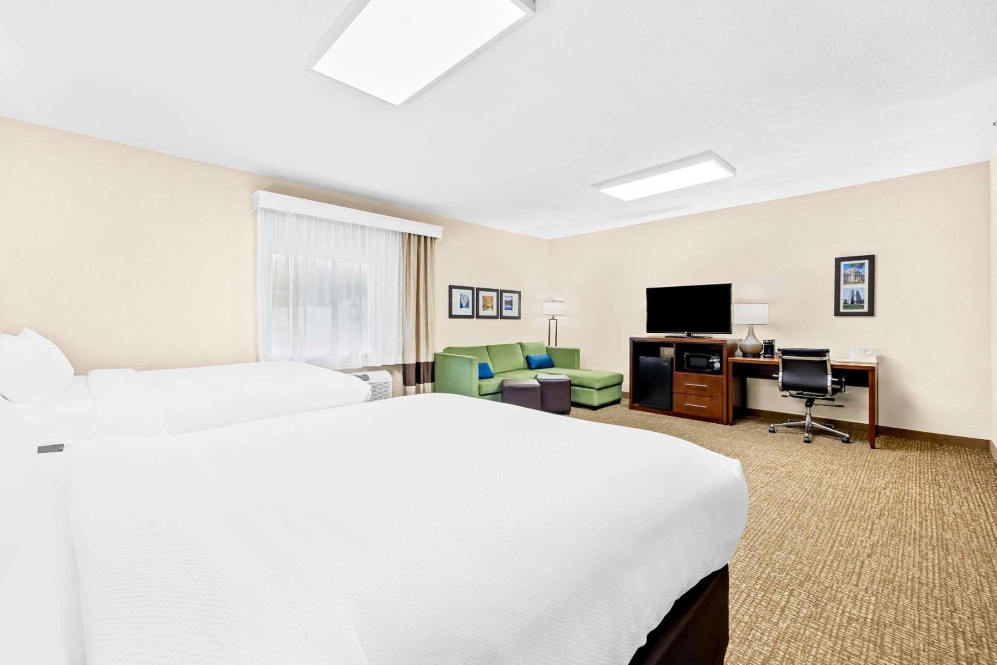 Comfort Inn & Suites Pueblo Extérieur photo