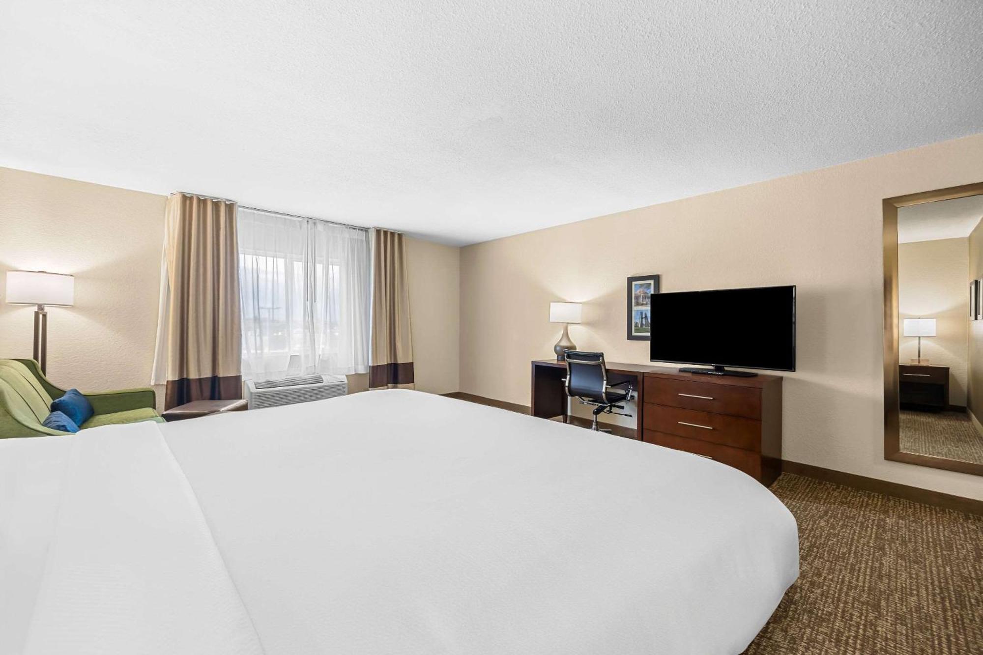 Comfort Inn & Suites Pueblo Extérieur photo
