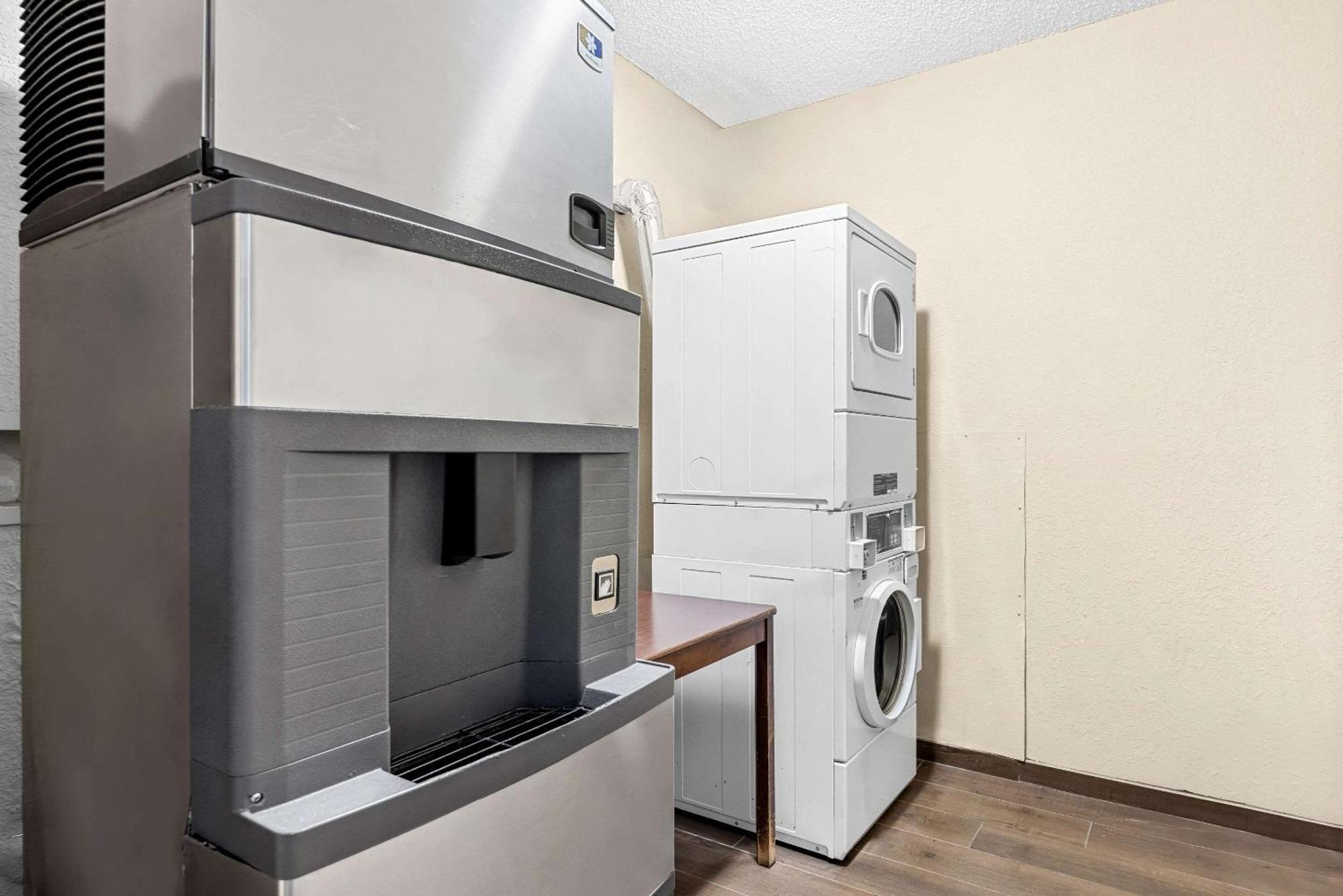 Comfort Inn & Suites Pueblo Extérieur photo