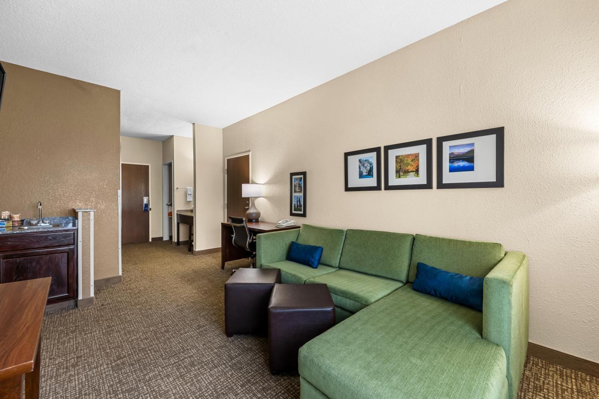 Comfort Inn & Suites Pueblo Extérieur photo