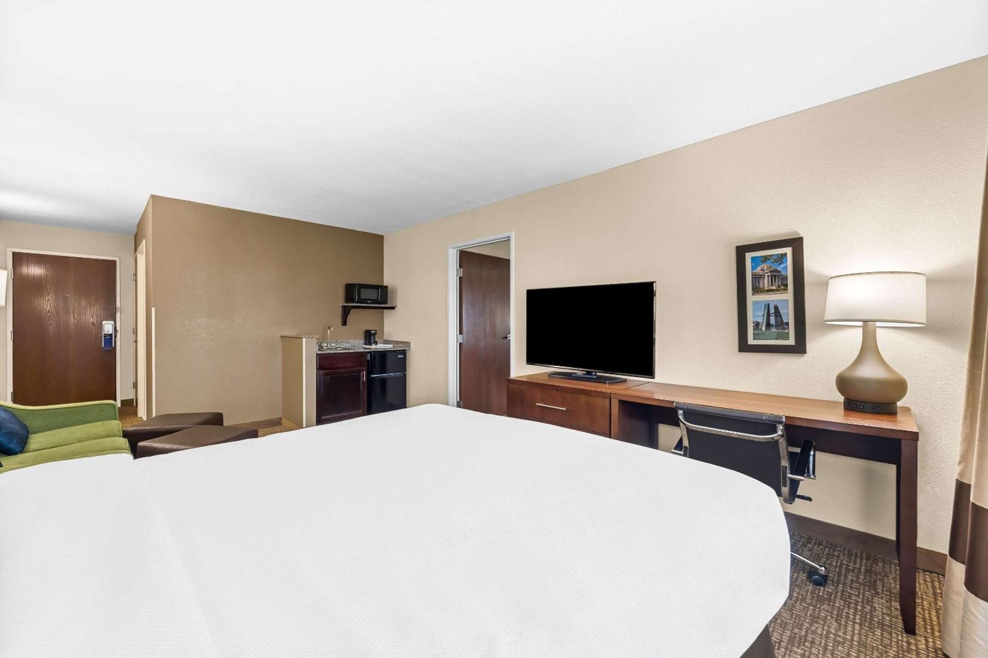Comfort Inn & Suites Pueblo Extérieur photo
