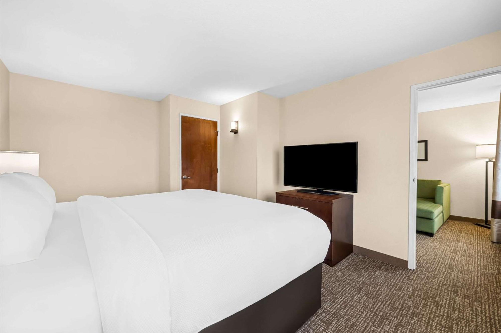 Comfort Inn & Suites Pueblo Extérieur photo