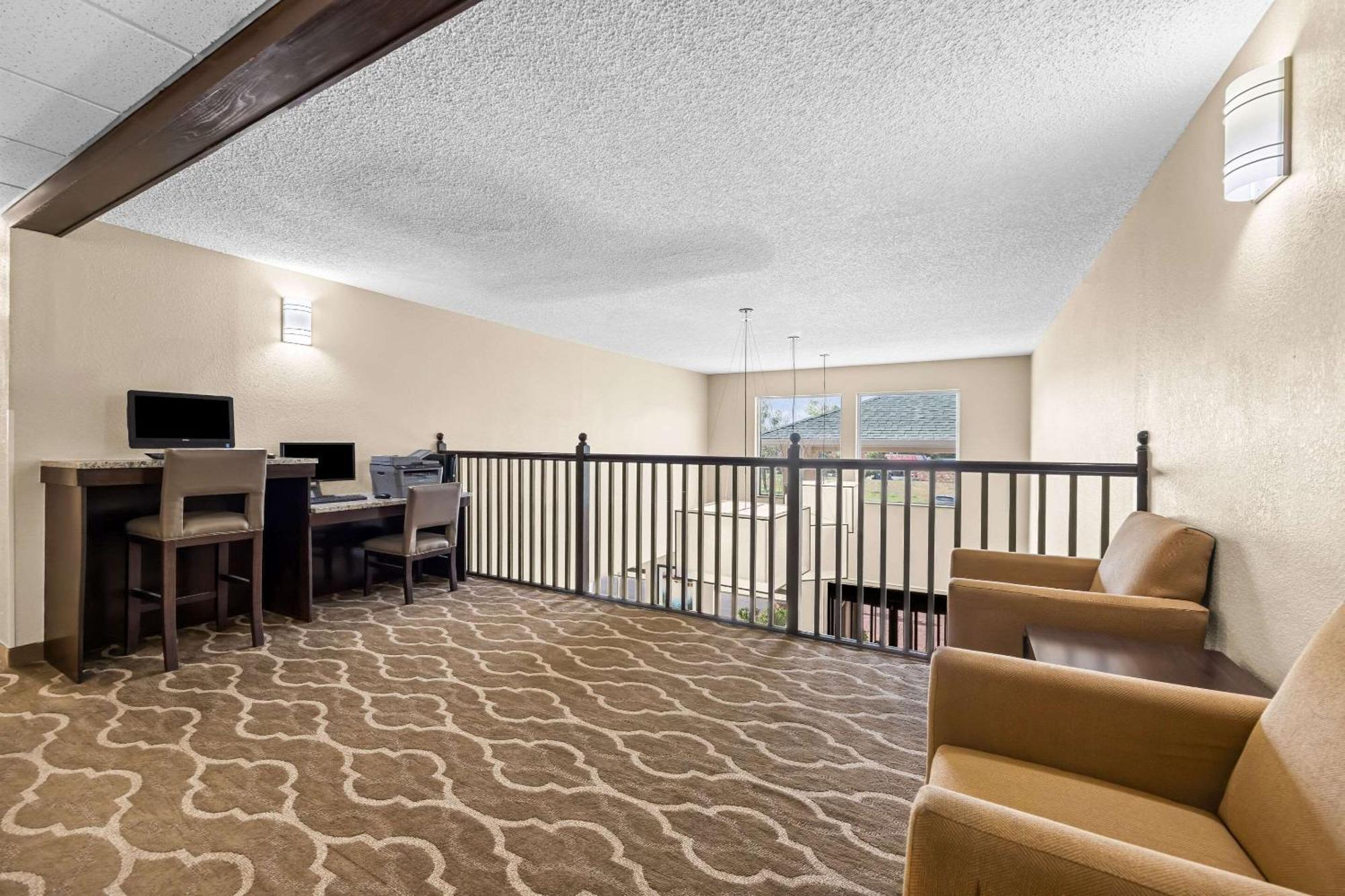 Comfort Inn & Suites Pueblo Extérieur photo
