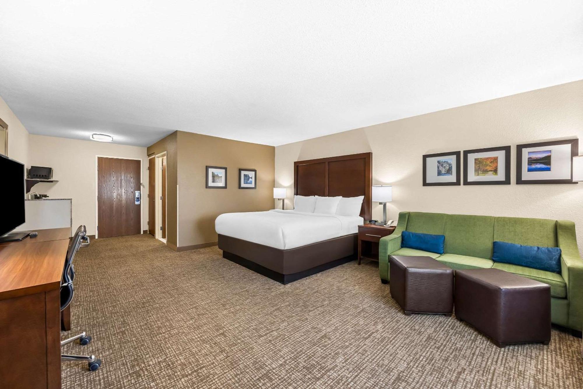 Comfort Inn & Suites Pueblo Extérieur photo