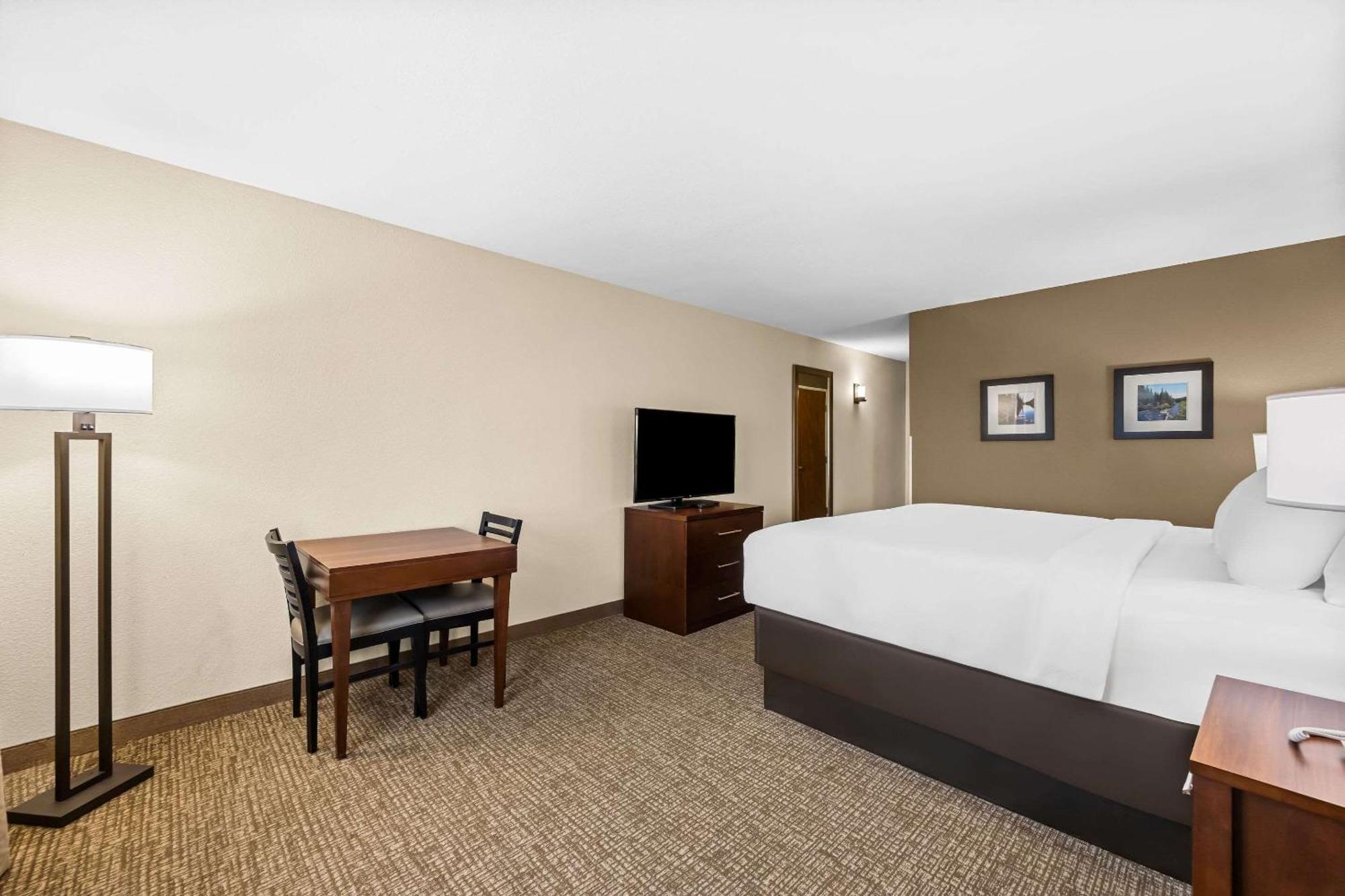 Comfort Inn & Suites Pueblo Extérieur photo