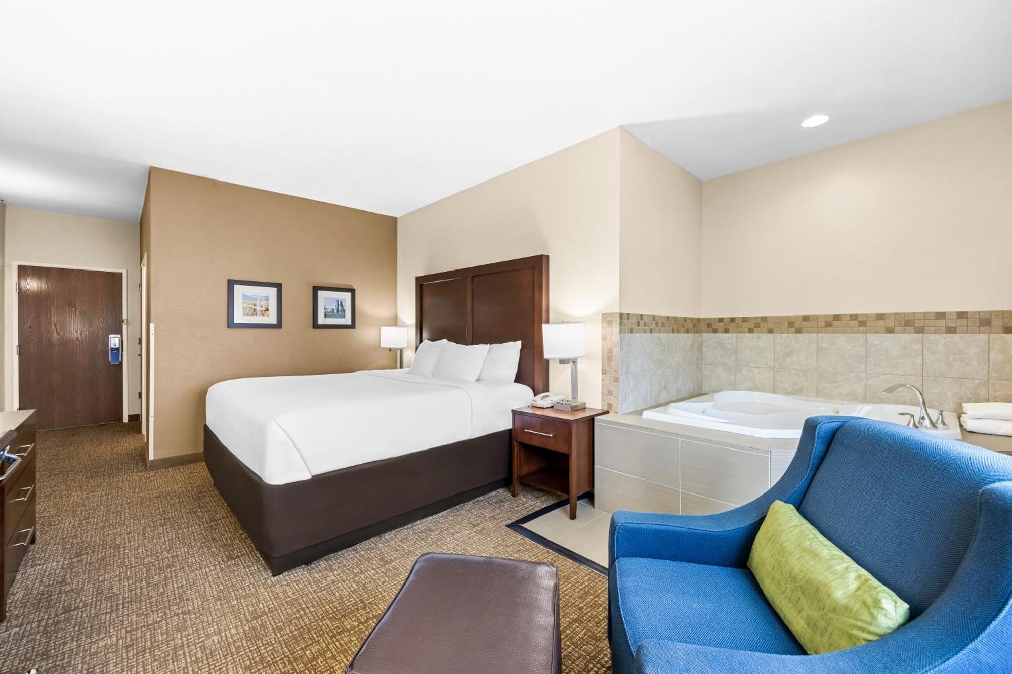 Comfort Inn & Suites Pueblo Extérieur photo