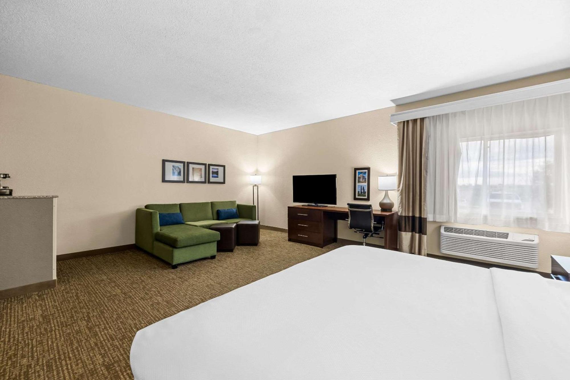 Comfort Inn & Suites Pueblo Extérieur photo