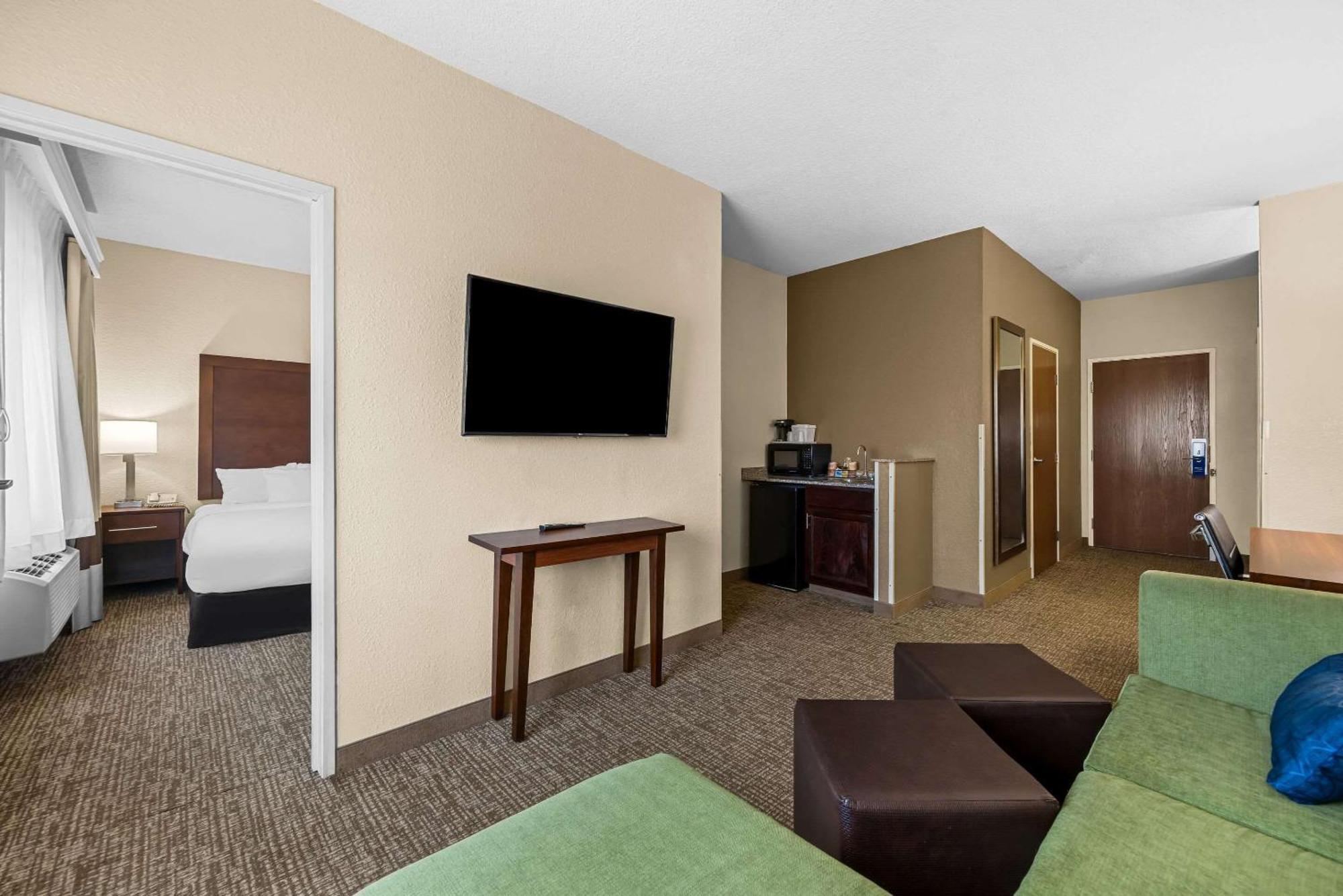 Comfort Inn & Suites Pueblo Extérieur photo