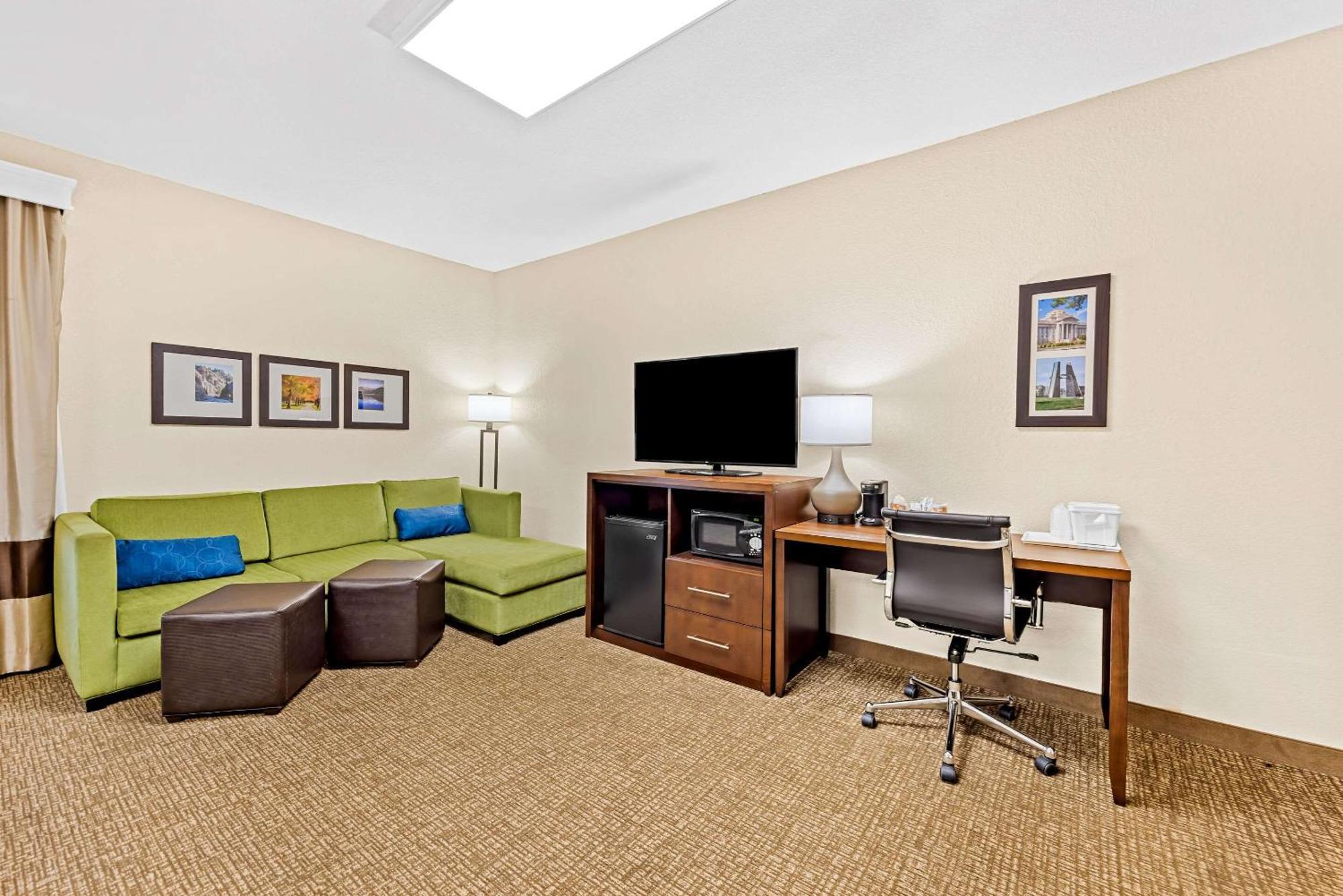 Comfort Inn & Suites Pueblo Extérieur photo