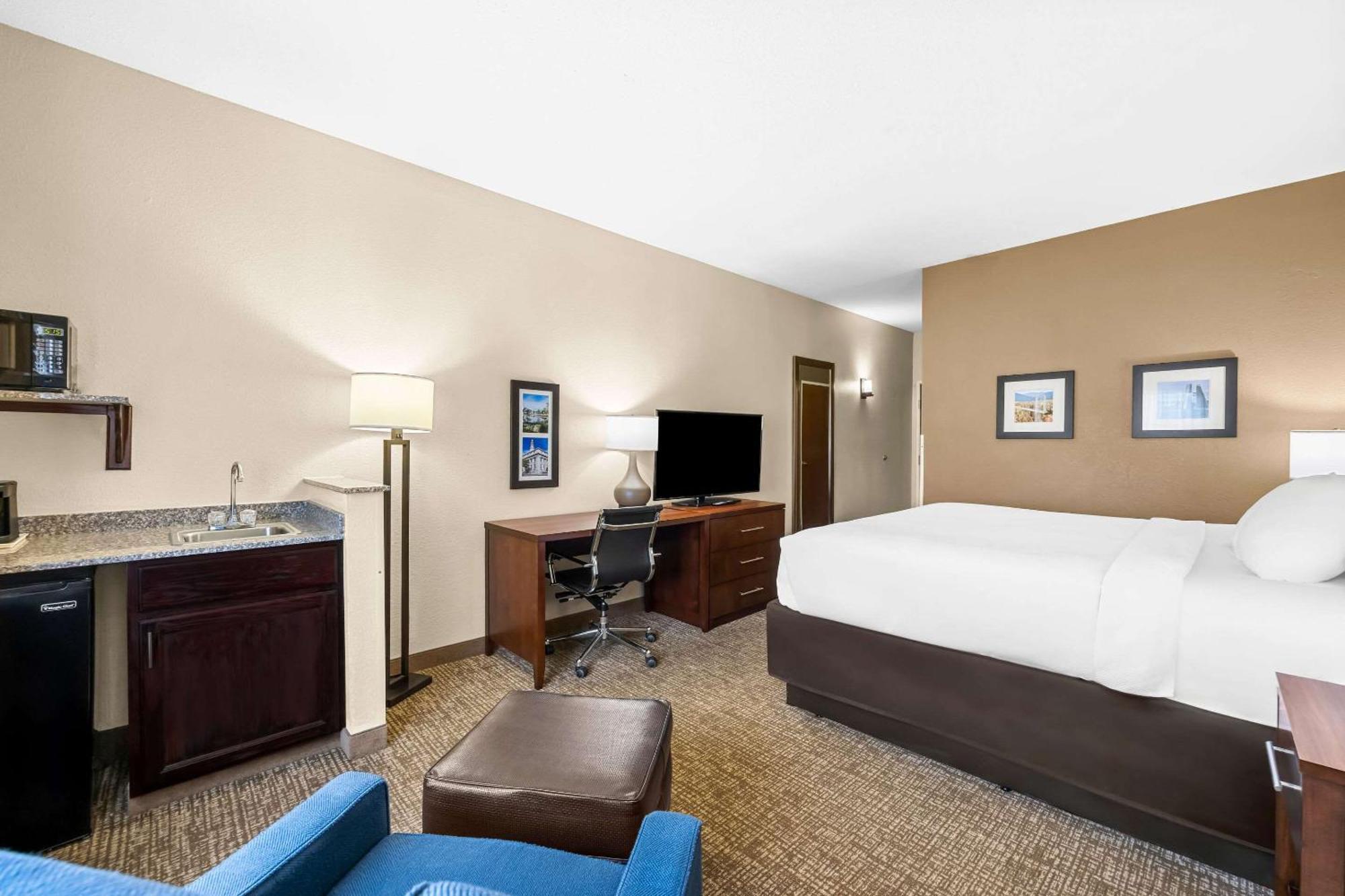 Comfort Inn & Suites Pueblo Extérieur photo