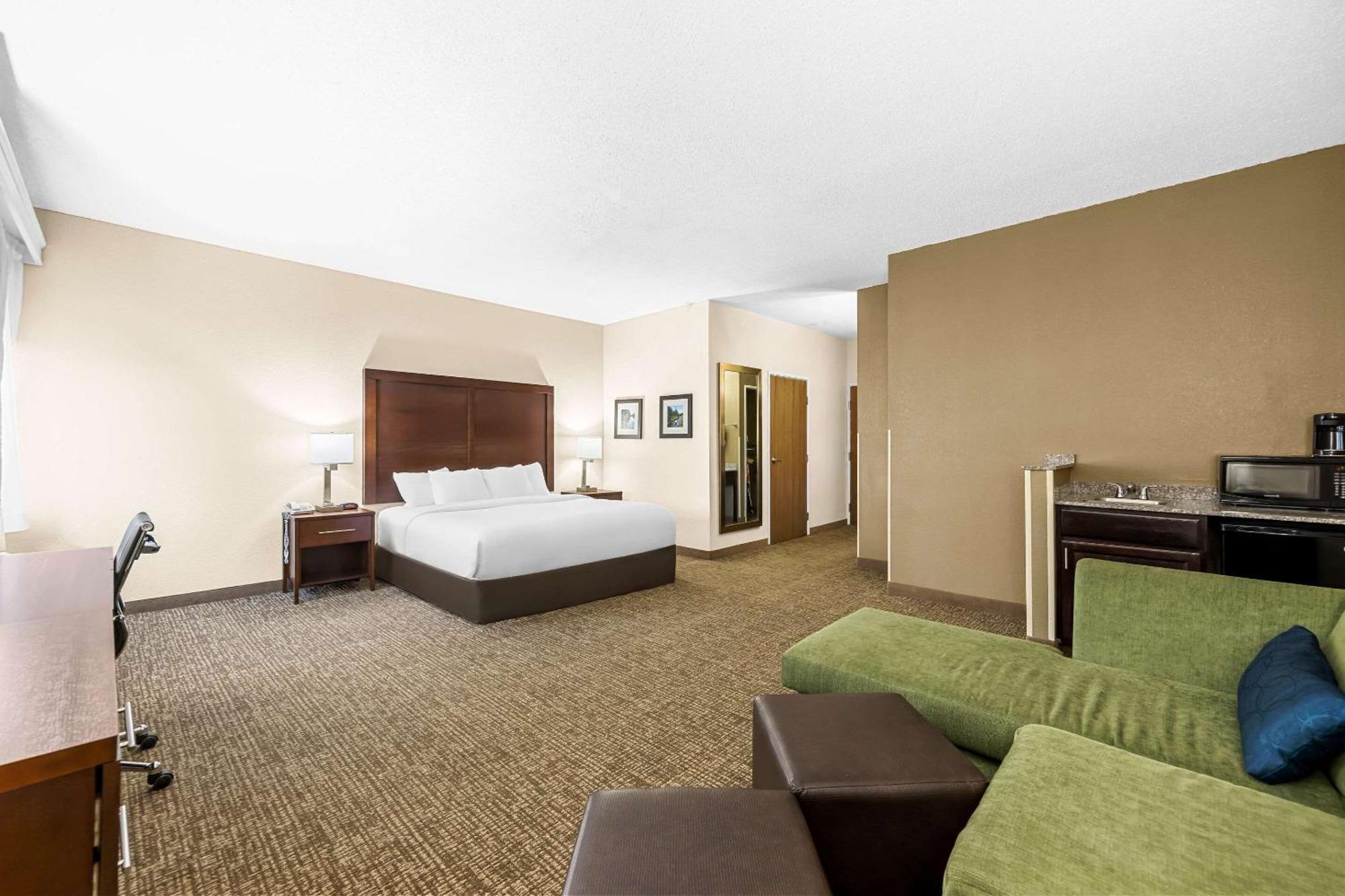 Comfort Inn & Suites Pueblo Extérieur photo