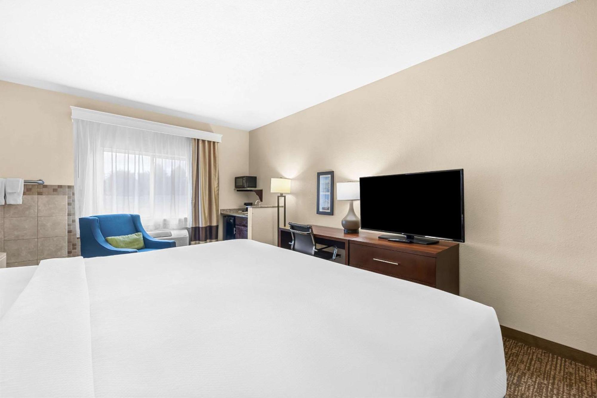 Comfort Inn & Suites Pueblo Extérieur photo