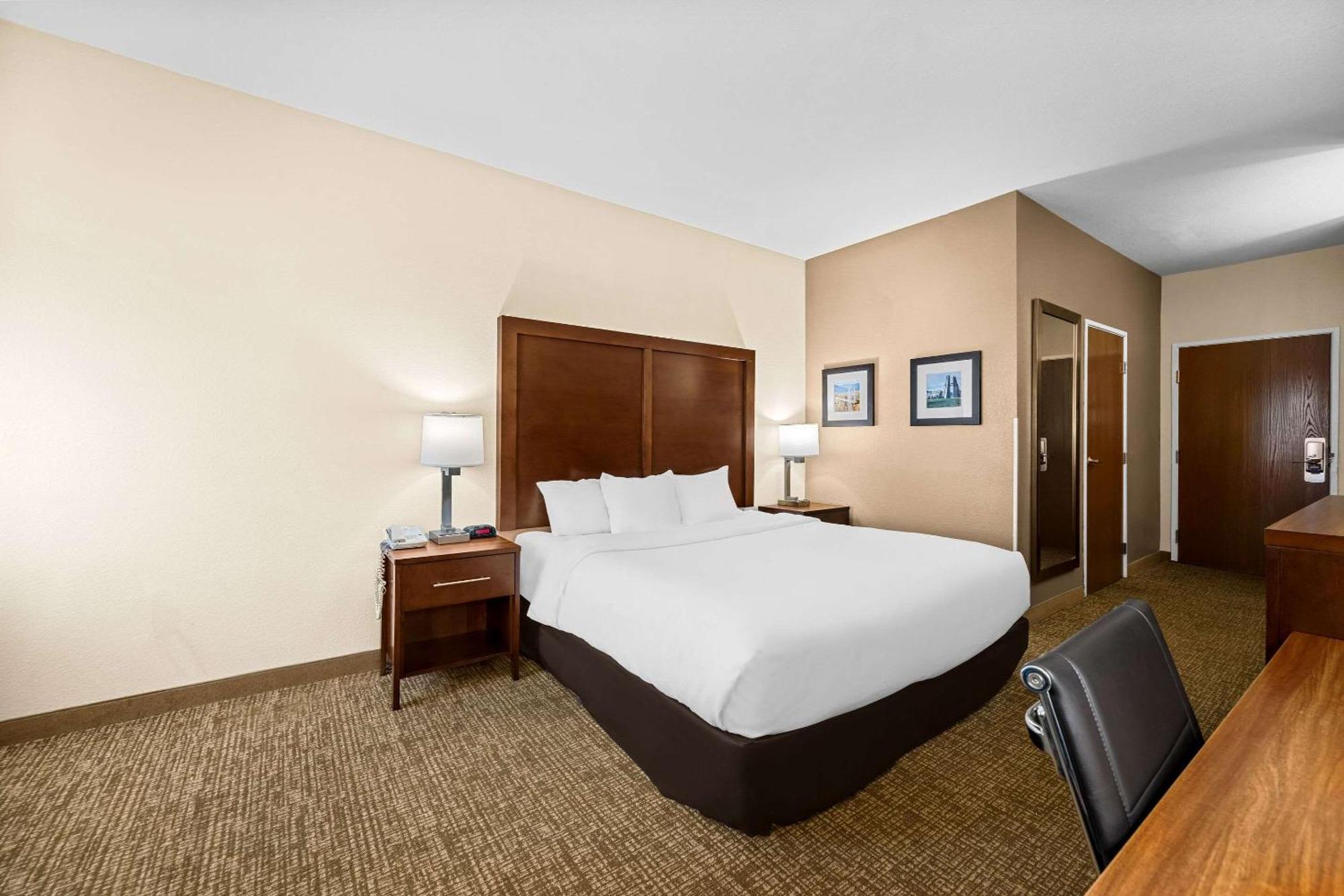 Comfort Inn & Suites Pueblo Extérieur photo