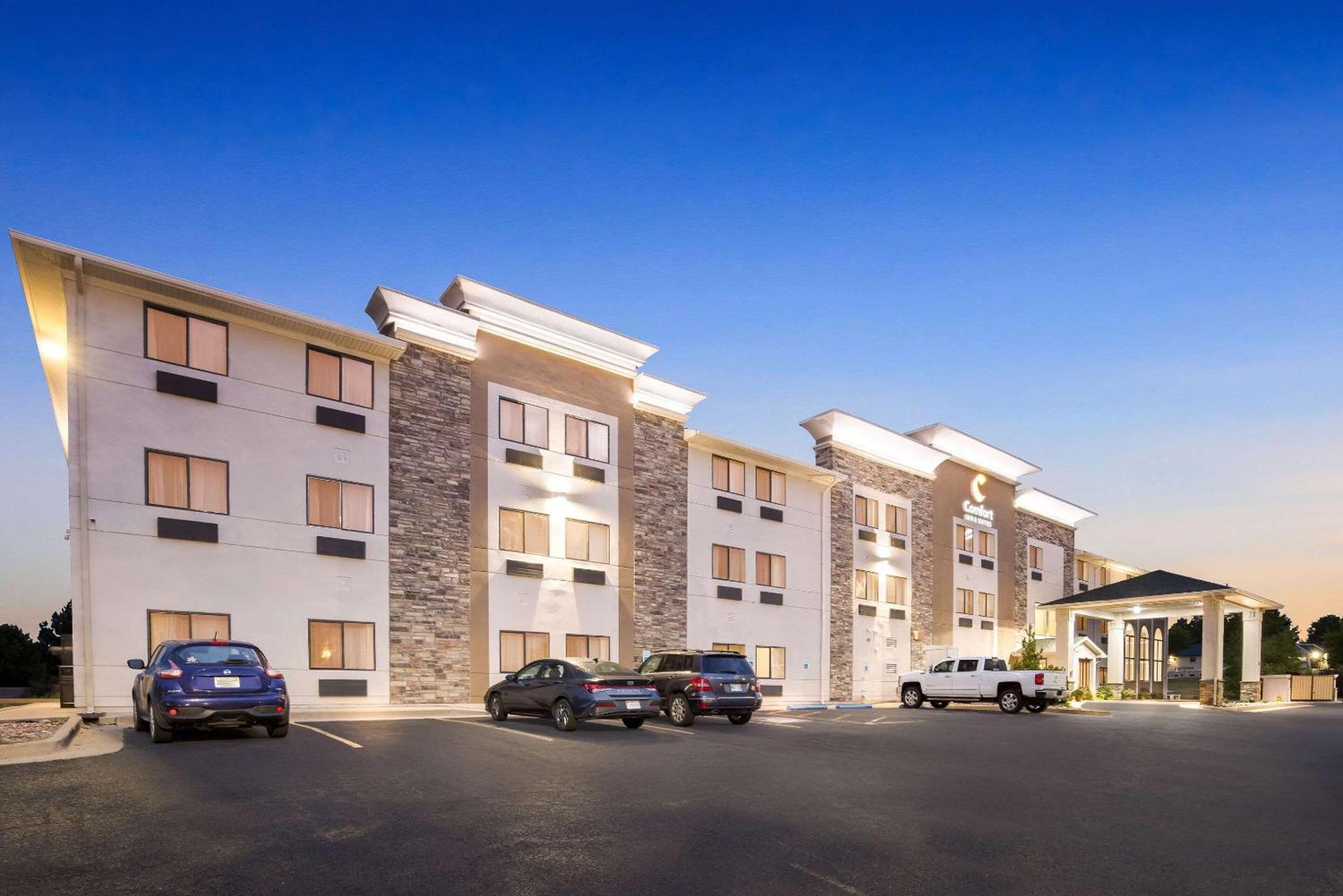 Comfort Inn & Suites Pueblo Extérieur photo